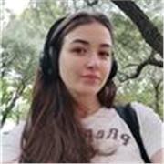 Empática, paciente y dedicada. Mi objetivo es que los niños a los que de clase se sientan confiados y disfruten del inglés.