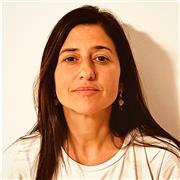 Profesora de idiomas, con dieciséis años de experiencia en la enseñanza, imparte clases de italiano, francés y español.