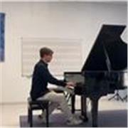 Profesor graduado en Enseñanzas Profesionales de Piano por el Conservatorio de Música d'Altea