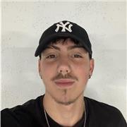 Profesor de apoyo escolar que ayuda a comprender y aprobar materias