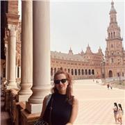 Soy una chica italiana que vive en Alicante, tengo dos grados en lengua y cultura extranjera. Imparto clases de italiano on-line.