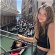 Profesora con paciencia y atención, simpatica y amable.