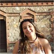 Bilingüe, paciente, adaptable, empática y orientada al aprendizaje.