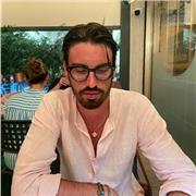 Insegnante della scuola primaria, laureato in Filosofia, sono dispondibile per ripetizioni e aiuto compiti