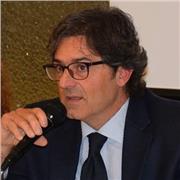 Dottore commercialista, docente in Master universitari e con un dottorato di ricerca, offre lezioni in materie economico-aziendali