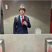 Soy una persona paciente y amable, siempre me ha gustado ayudar a los demás y enseñar.