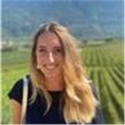 Diplomata al Liceo Classico A.Volta, studentessa di Medicina e Chirurgia presso l'Università degli Studi di Milano-Bicocca