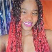 La profesora de deportes imparte clases a niños y adultos de todas las edades