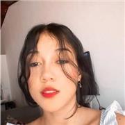 Niñera ayudando en tareas escolares