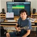 Guitarrista y productor musical con más de 15 años de experiencia.