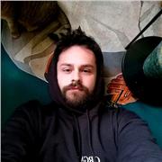 Multilingue et titulaire d'une Licence de Littérature Espagnole.