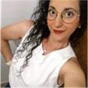 Profesora de español imparte clases a niños