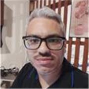 Profesor de matematicas imparte clases a estudiantes secundarios