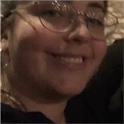 Profesora de matemáticas (básica y aplicada) titulada en Administración y Dirección de Empresas.