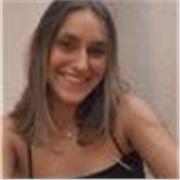 Chica estudiante imparte clases a niños que quieran empezar con el piano
