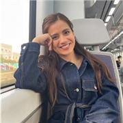 Persona súper entusiasta y alegre que hace sus clases divertidas y entretenidas