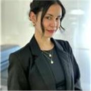 Profesora titulada en Diseño gráfico, producción gráfica, fotografía y vídeo. 