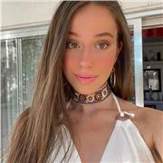 Profesora de inglés imparte clases a niños o adolescentes de todas las edades