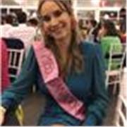 Profesora de inglés imparte clases a niños de primaria y eso