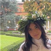 Docente di lettere impartisce lezioni di discipline umanistiche (italiano, storia e geografia) e latino