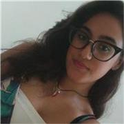 studentessa che aiuta raggazzini con le materie