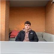 Soy un joven con esperiencia en fútbol y en tratar con niños pequeños en campamentos y equipos de fútbol con niños de todas edades