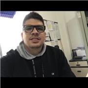 Profesor financiero ayuda a controlar los ingresos y gastos para poder gestionar mejor los recursos