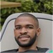 Professeur particulier qui donne des cours aux élèves