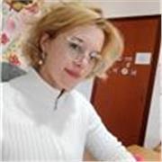 Studentessa magistrale di giurisprudenza impartisce lezioni di latino