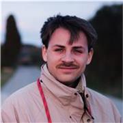 Laureato in Fotografia fornisce lezioni di tecnica, composizione, post-produzione e storia della Fotografia