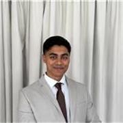 Experienced English tutor helping students boost their grades
