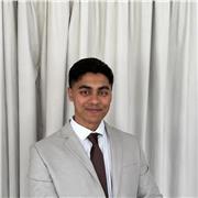 Experienced English tutor helping students boost their grades