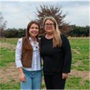 Profesora apasionada por enseñar y transmitir conocimientos, con más de 18 años de experiencia y excelente llegada con sus alumno