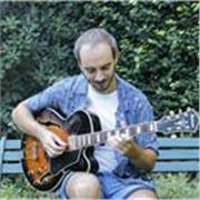 Músico, docente, arreglador y guitarrista con mas de 15 años de experiencia en la música y en la docencia.