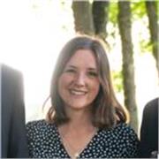 Ingénieure jeune diplômée donne soutien scolaire pour niveaux primaire, collège et lycée