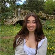 Diplomata in linguistica e insegnante di inglese presso la Subway Language School, aiuto gli studenti italiani a migliorare il lor