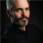 Profesor de teatro imparte clases