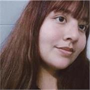 Profesora de lengua y literatura da clases a niños y niñas