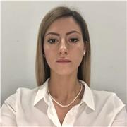 Insegnante laureata in Economia e Scienze Motorie e specializzanda nelle attività di sostegno per alunni BES e DSA