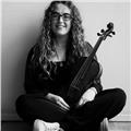 Professora de viola, violí i llenguatge musical