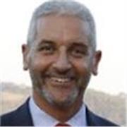 Profesor titulado en ingeniería informática, dirección y administración de empresas y en formación y pedagogía en matemáticas.