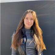 Como una persona con imaginación y adoro dar clase a los niños :)