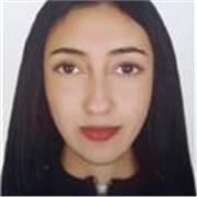 Estudiante certificada en inglés b1 enseña clases a niños pequeños