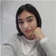 Estudiante de Bellas Artes, con titulación acabada, imparte clases de historia del arte, y asignaturas de la rama de humanidades.