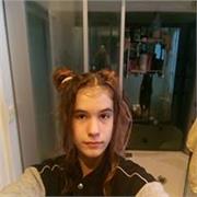 14 ans mais parle couramment anglais et aime aider à apprendre