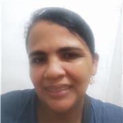 La profesora de español imparte clase a todos los niños de las comunidades