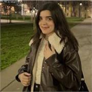 Neo-laureata magistrale offre ripetizioni di inglese e tedesco fino a livello avanzato, oltre a supporto in materie umanistiche come storia, educazione civica, diritto e relazioni internazionali