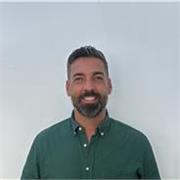 Persona dinámica y extrovertida.
Para dar clases a todas las edades. 