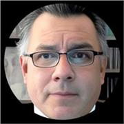 Profesor de inglés imparte clases a jovenes y adultos