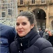 Una chica simpática, comprometida, ayudante, sociable y alegre.